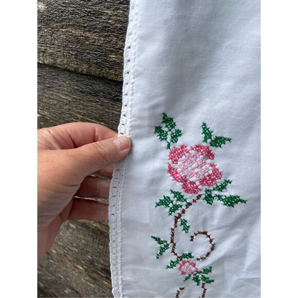 Vintage embroidered floral crocheted edge table runner. - Picture 4 of 5